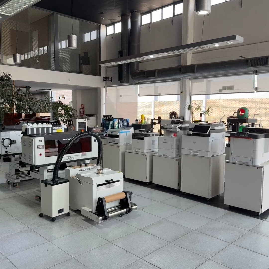 Fila de impresoras 3D en el showroom de Reset Argentina
