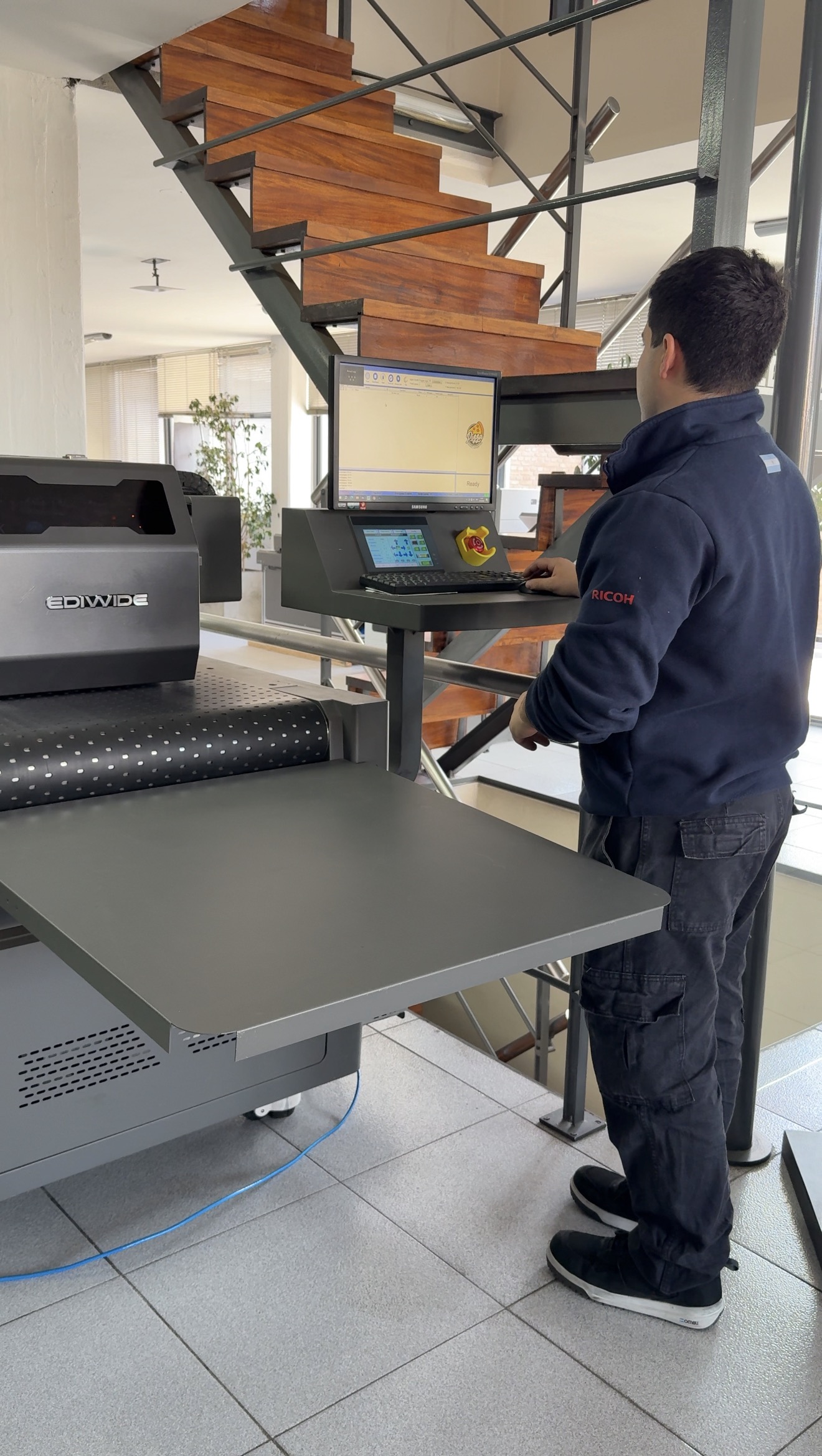 Técnico de Reset Argentina realizando el service de un equipo